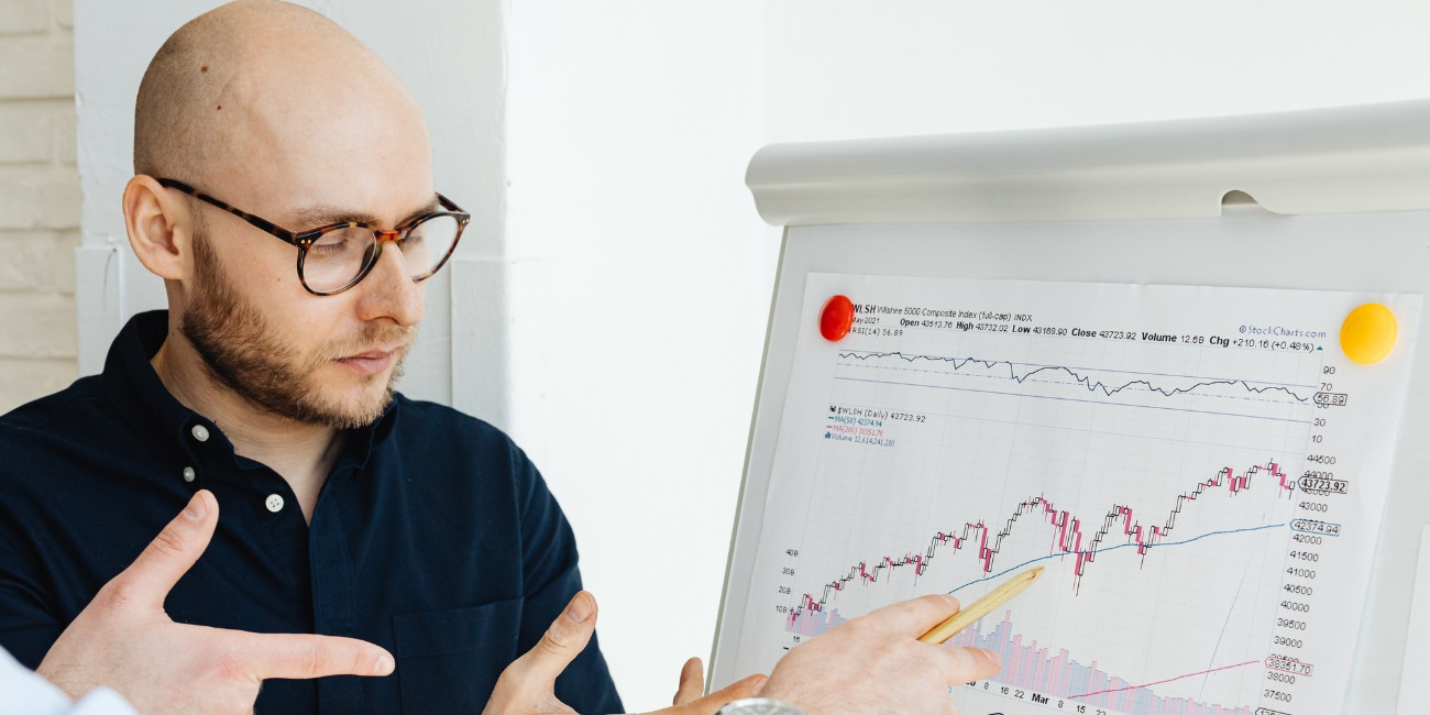 Top Benefits of Hiring Research Analysts Online